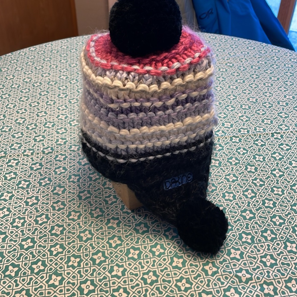 Excellent used condition Dakine pom hat